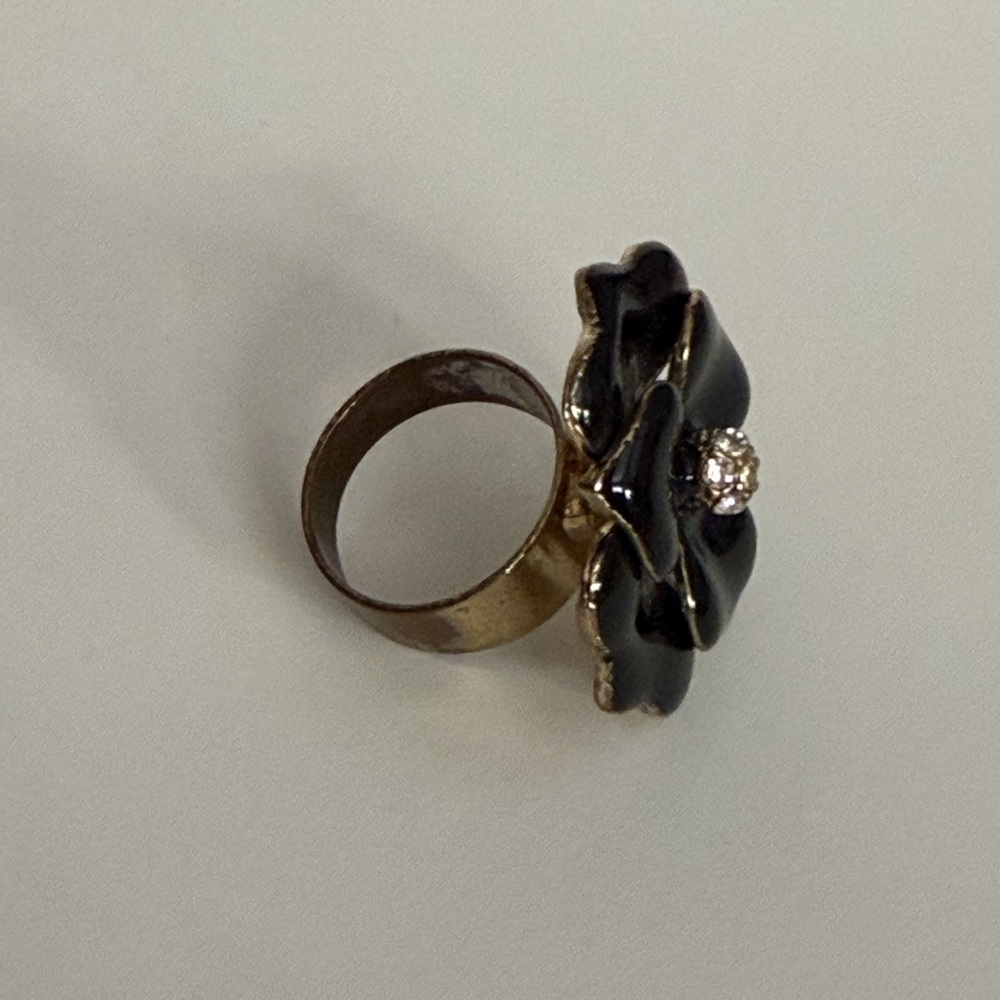 Elegant Black Flower Ring